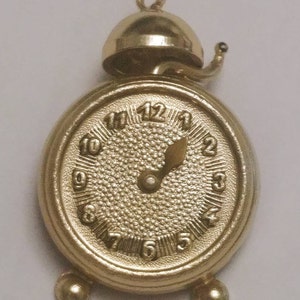 Broche de despertador vintage: ponteiros em movimento, joias inovadoras