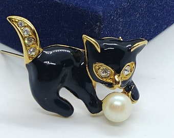 Spilla A Vaso Di Fiori In Oro Giallo Con Perle, Corallo, Pietre Dure Varie In P