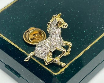 アイボリーカラー馬 ホース ブローチ 緑色 ラインストーン ヴィンテージと他1点 ゴールドトーンのラインストーン付きヴィンテージ馬ブローチ/ピン