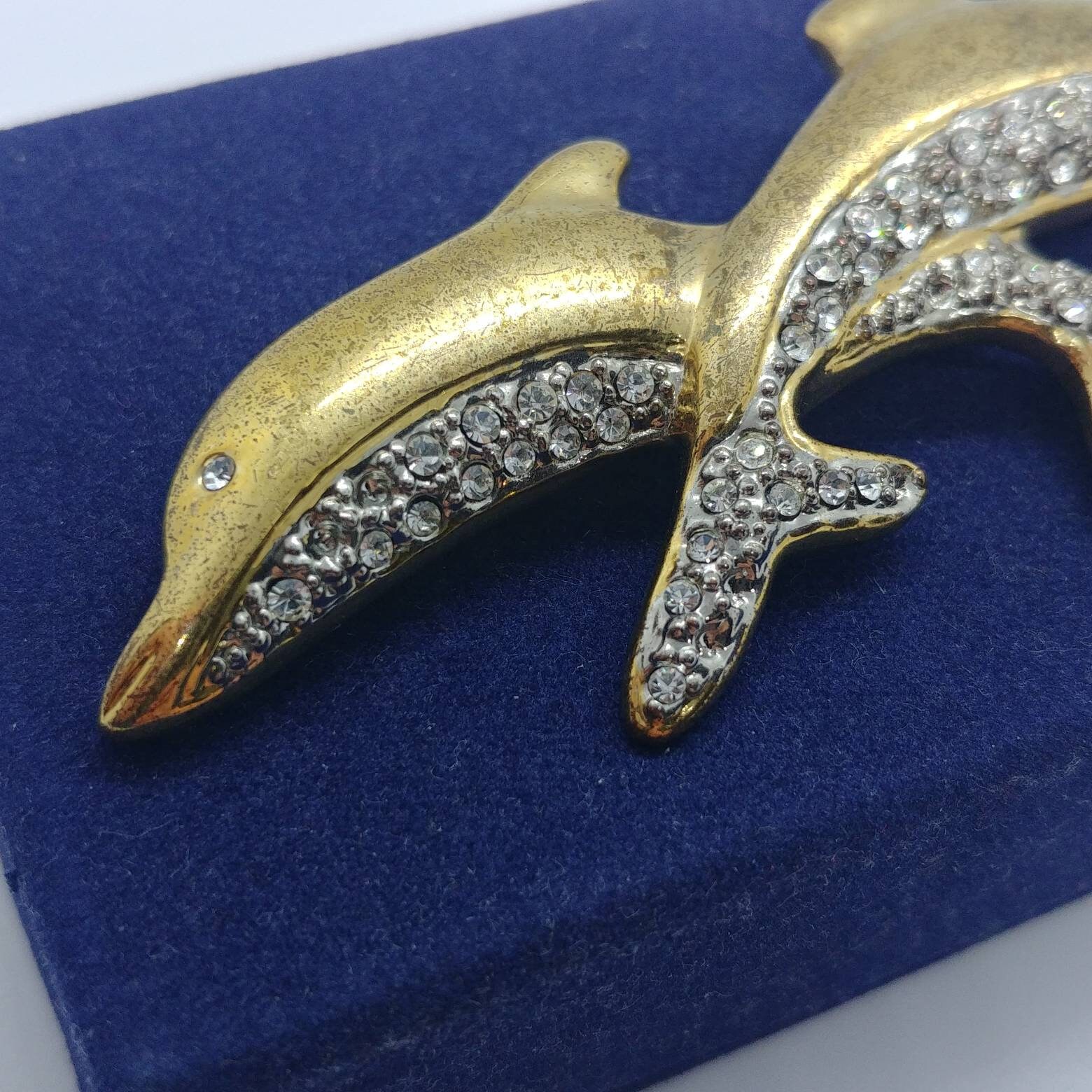 クリスタルのアクセントが付いたヴィンテージゴールドトーンのイルカ