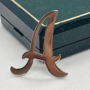 Broche vintage con letra A en tono plateado con monograma inicial del nombre del alfabeto