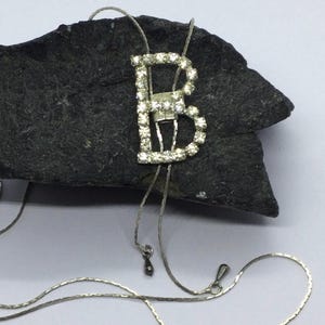 Colgante vintage con letra B y cristales en tono plateado con monograma