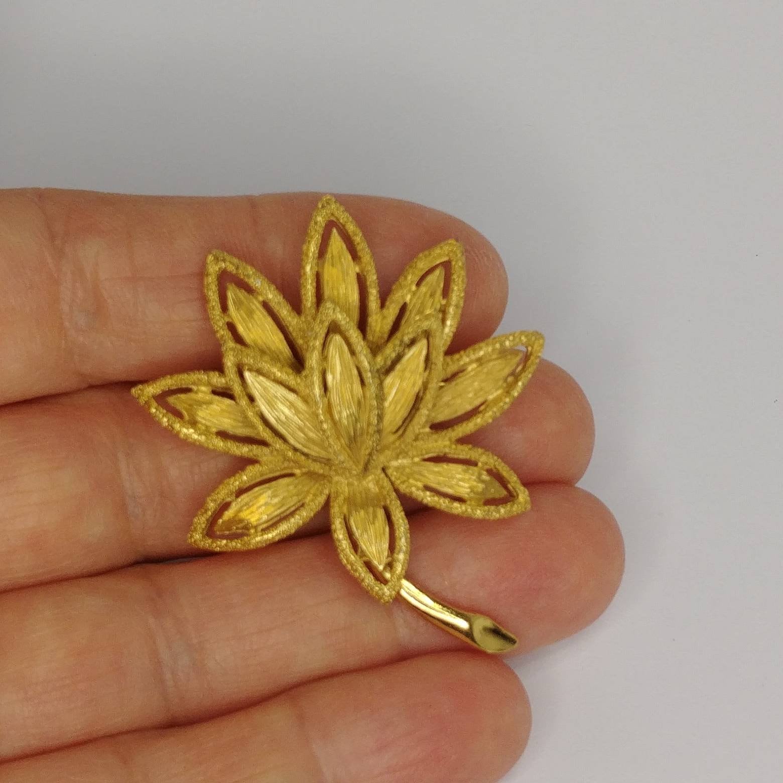 Broche Vintage AVON - Fleur Finement Striée En Relief - Couleur Or - Occasion État Impeccable