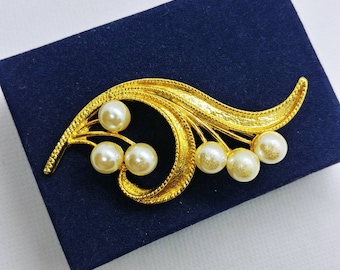 Broche Vintage Fleur En Relief Avec Perle Blanche - Couleur Or, état Impeccable