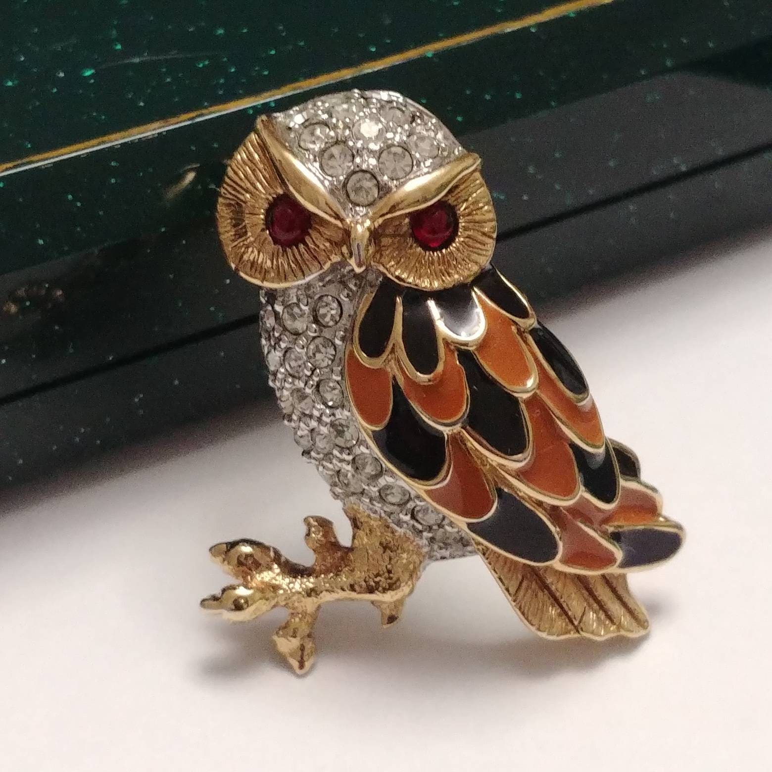 Broche hibou vintage en or jaune avec rubis, saphir