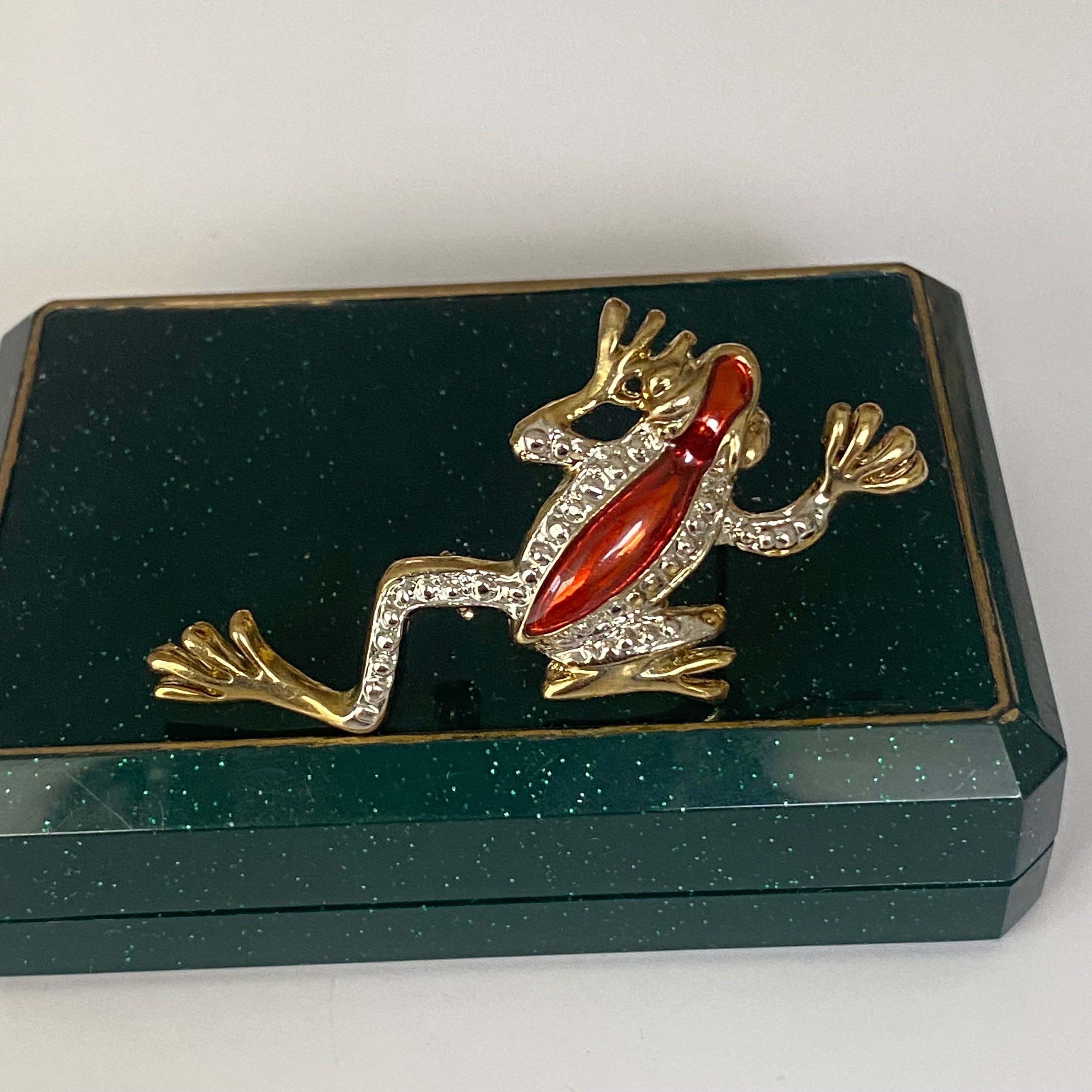 赤いエナメルのヴィンテージカエルブローチ - Etsy 日本