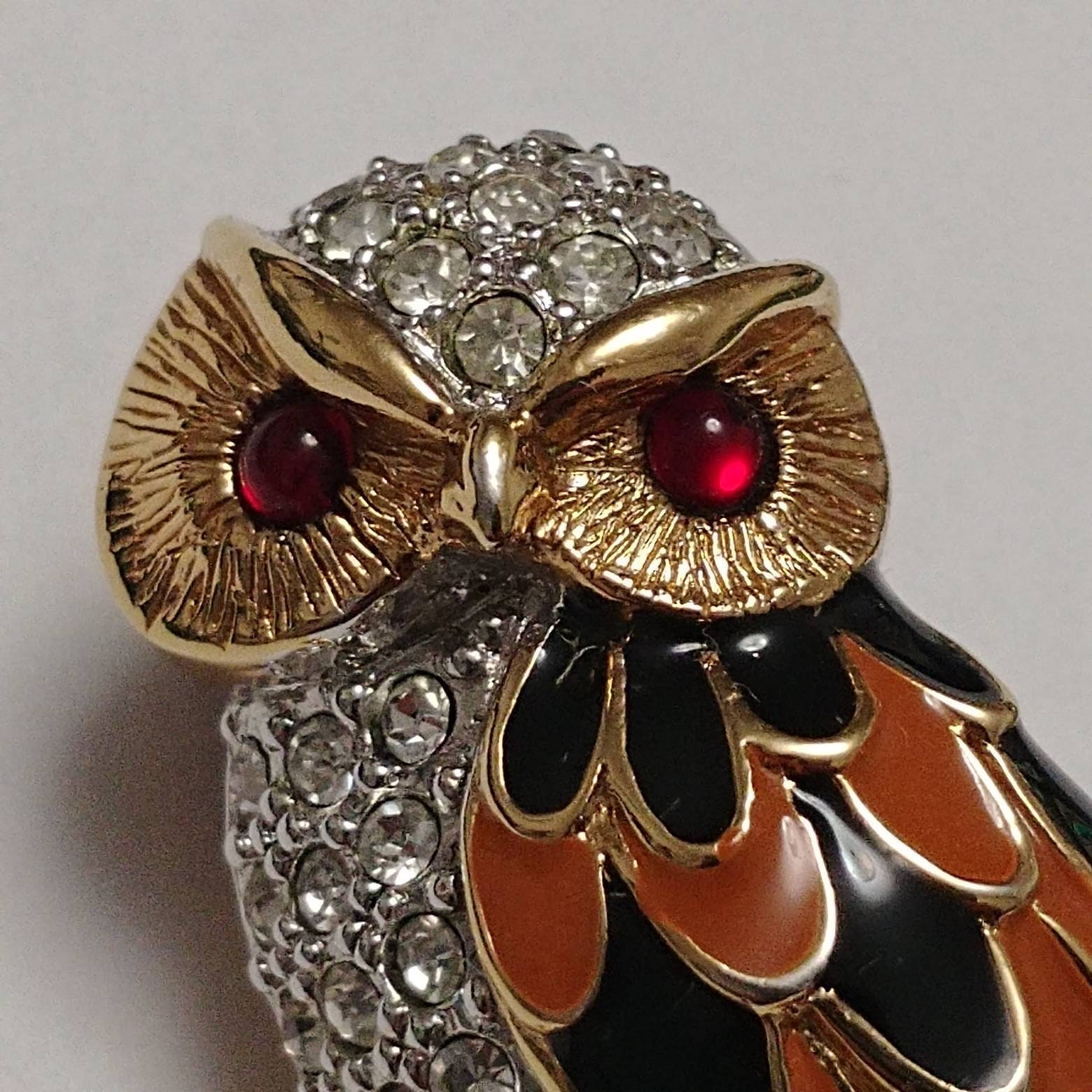 Broche Vintage Hibou / Oiseau En Relief Couleur Or Avec Cristal Rouge - Bon état