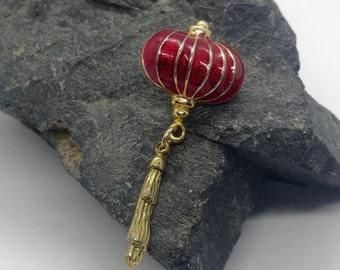 Kleine Vintage Brosche/Anstecknadel in Form einer Lampionblume. Ein Symbol, das Freude macht. Goldfarben mit roter Emaille.