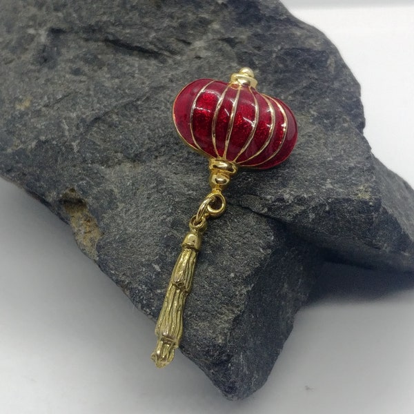 petite broche/épingle vintage en forme de lanterne chinoise. Un symbole qui apporte le bonheur. Ton doré avec émail rouge.