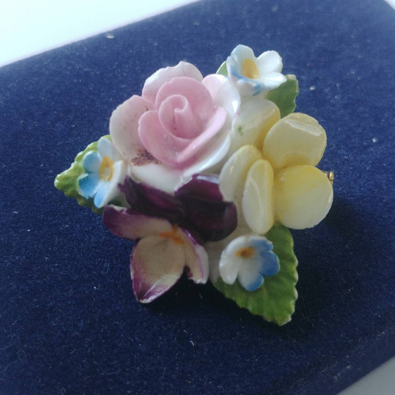 Broche vintage en porcelaine victorienne peinte à la main avec des fleurs roses roses - France