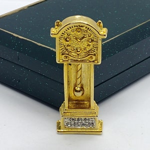 Broche vintage em forma de despertador.