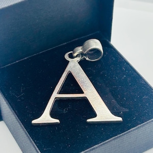 Colgante vintage con letra A en tono plateado