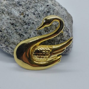 Vintage brooch swan/bird gold tone