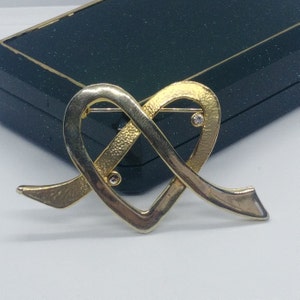 Vintage brooch/ pin in the form of a heart in gold tone with crystals.