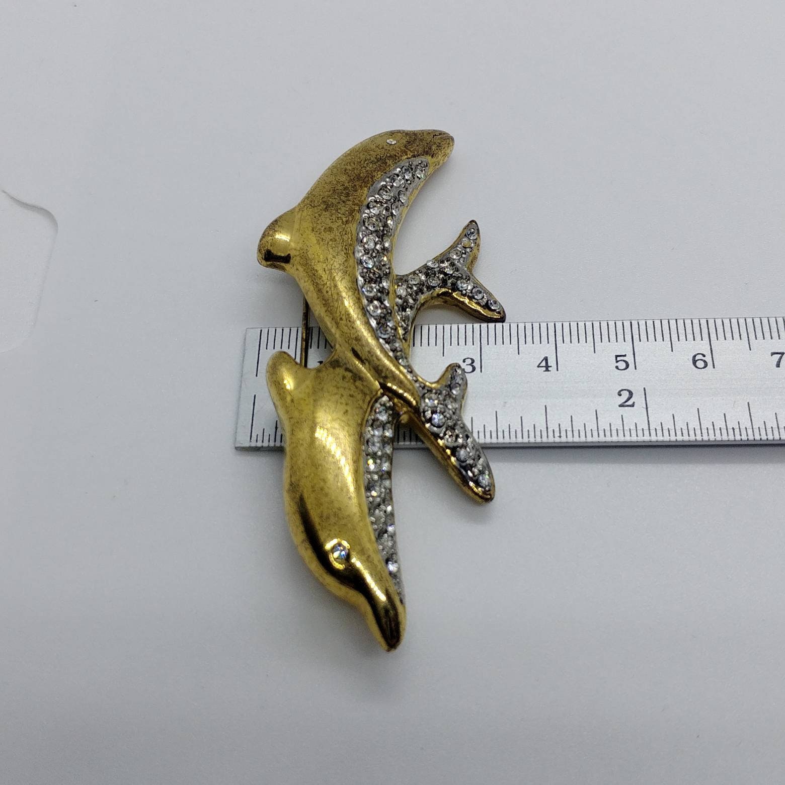 クリスタルのアクセントが付いたヴィンテージゴールドトーンのイルカ
