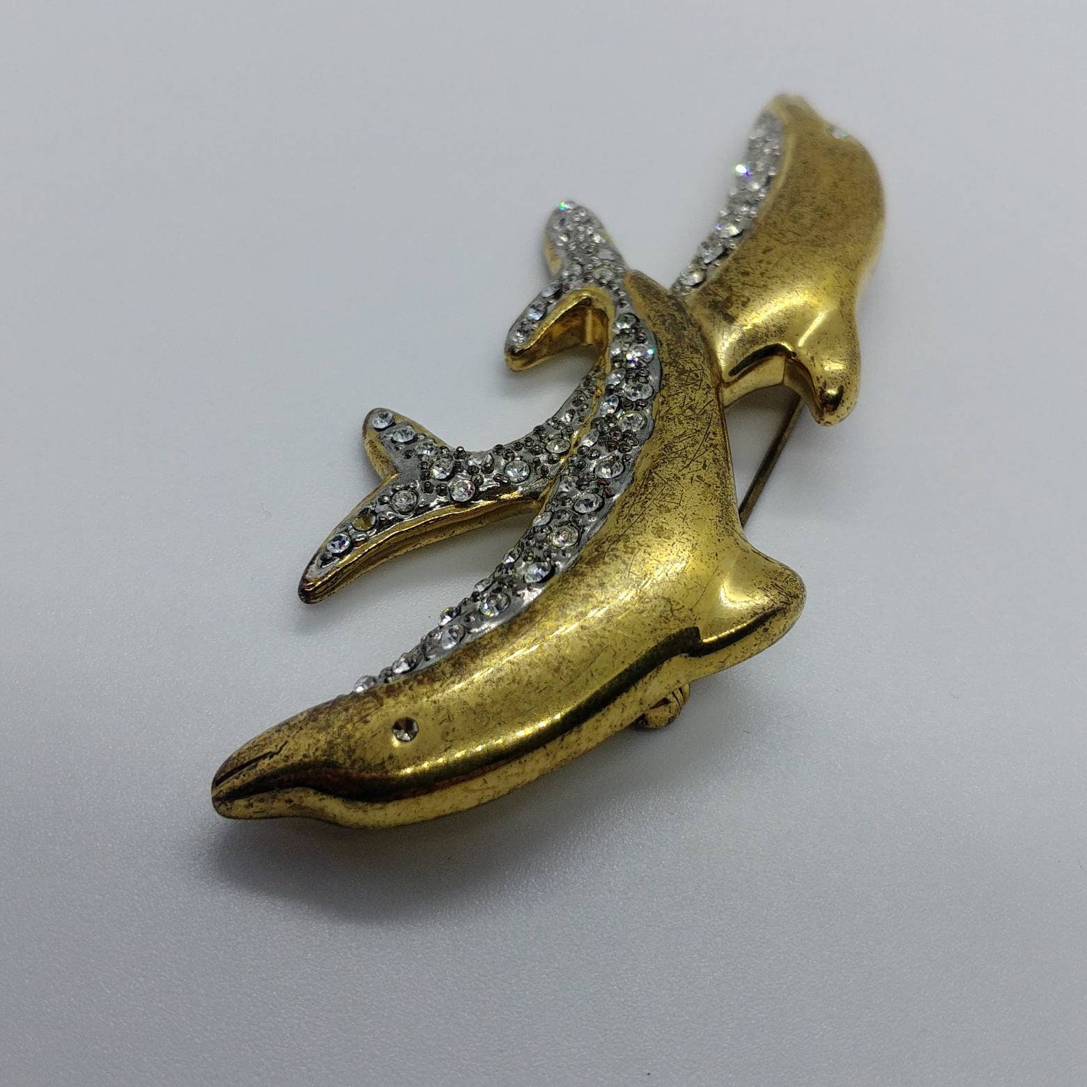クリスタルのアクセントが付いたヴィンテージゴールドトーンのイルカ