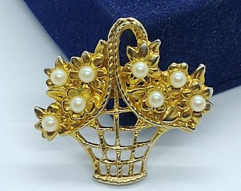 Broche vintage de cesta con flores en tono dorado con perlas