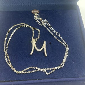 Colgante vintage, cadena, monograma de la letra M en tono plateado.