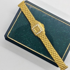 Broche vintage em forma de despertador.