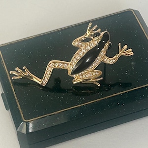 Broszka w kolorze starego złota z żabą, czarna emalia