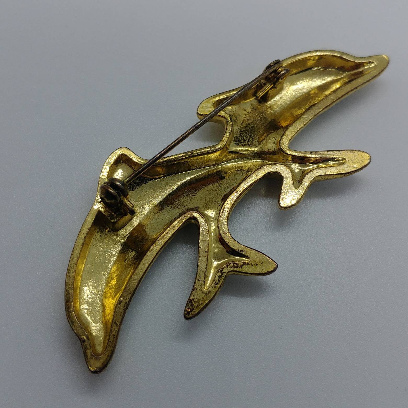 クリスタルのアクセントが付いたヴィンテージゴールドトーンのイルカ