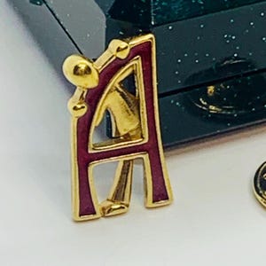 Broche vintage con letra A, monograma inicial del nombre del alfabeto con esmalte verde