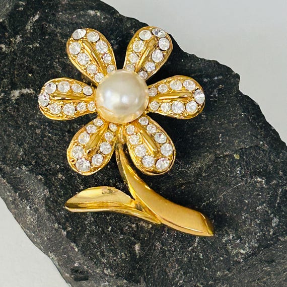Broche Fantaisie En Forme De Fleur Avec Strass Et Perles - Occasion