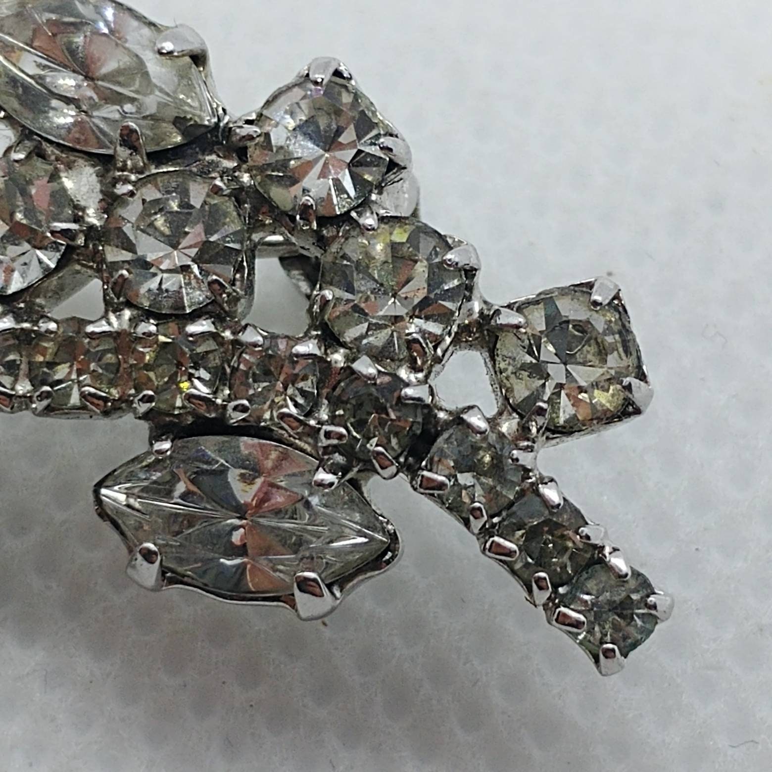 Broche Florale Ancienne – Cristal Argenté – Occasion Bel état – Bijou Vintage