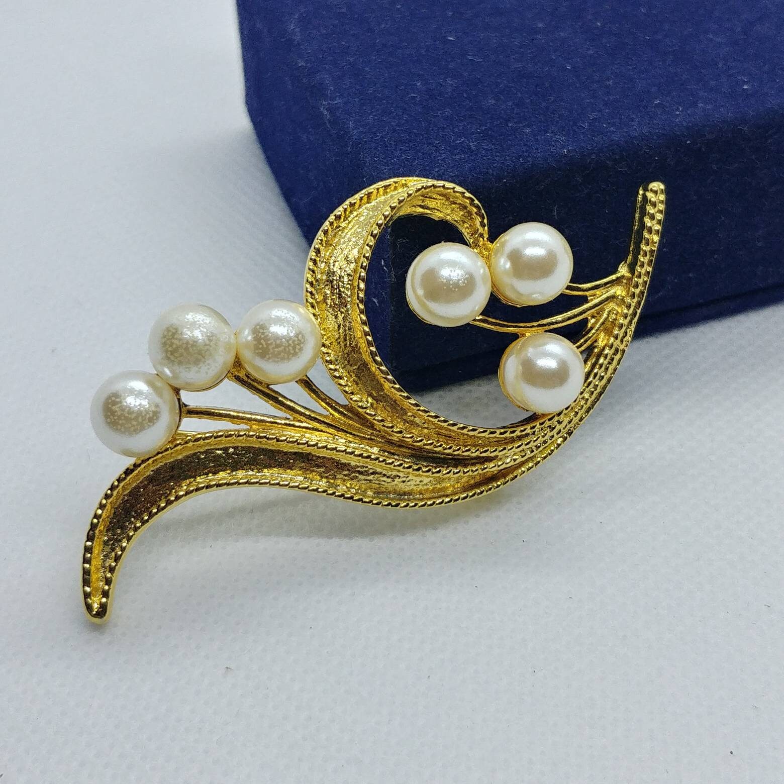 Broche Vintage Imposante Fleur En Relief Or Avec Perle Blanche - Bijou Fantaisie état Impeccable