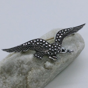 Vintage brooch in the form of a bird / seagull in silver tone with marcasite