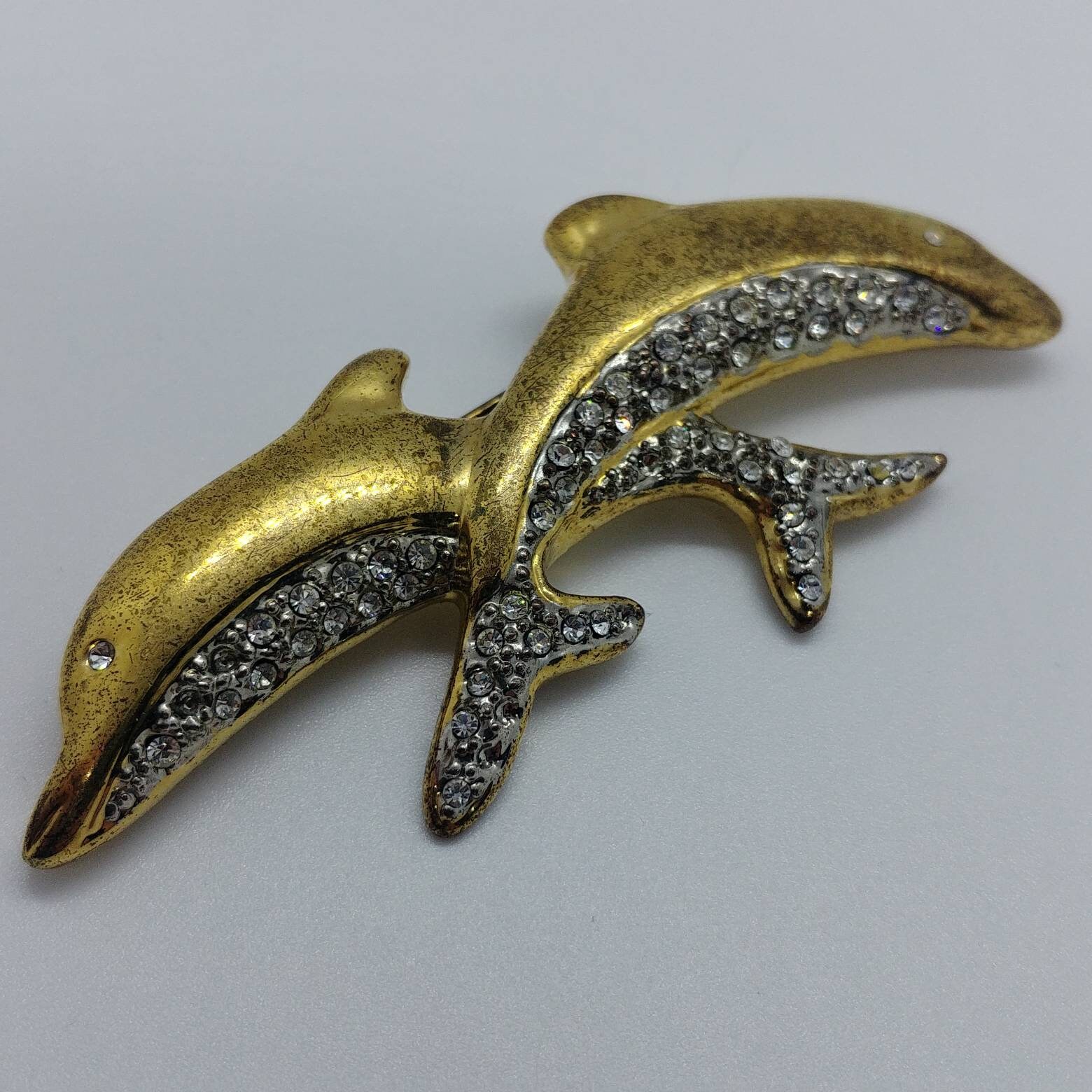 クリスタルのアクセントが付いたヴィンテージゴールドトーンのイルカ