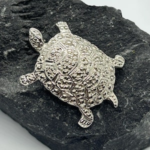 Vintage turtle silver tone brooch