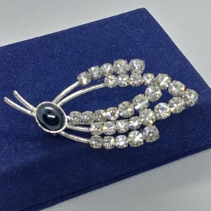 Vintage crysta/rheinstonesl brooch silver tone with black pearl