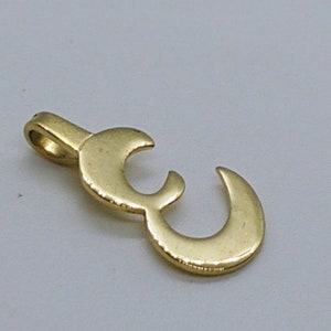 Colgante vintage con letra E en tono dorado