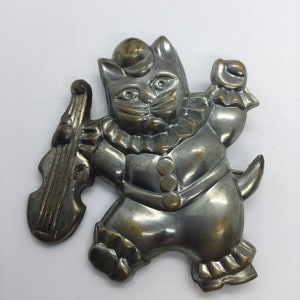 Vintage kattenbroche zilverkleurig. Karakter uit het sprookje poes in laarzen.
