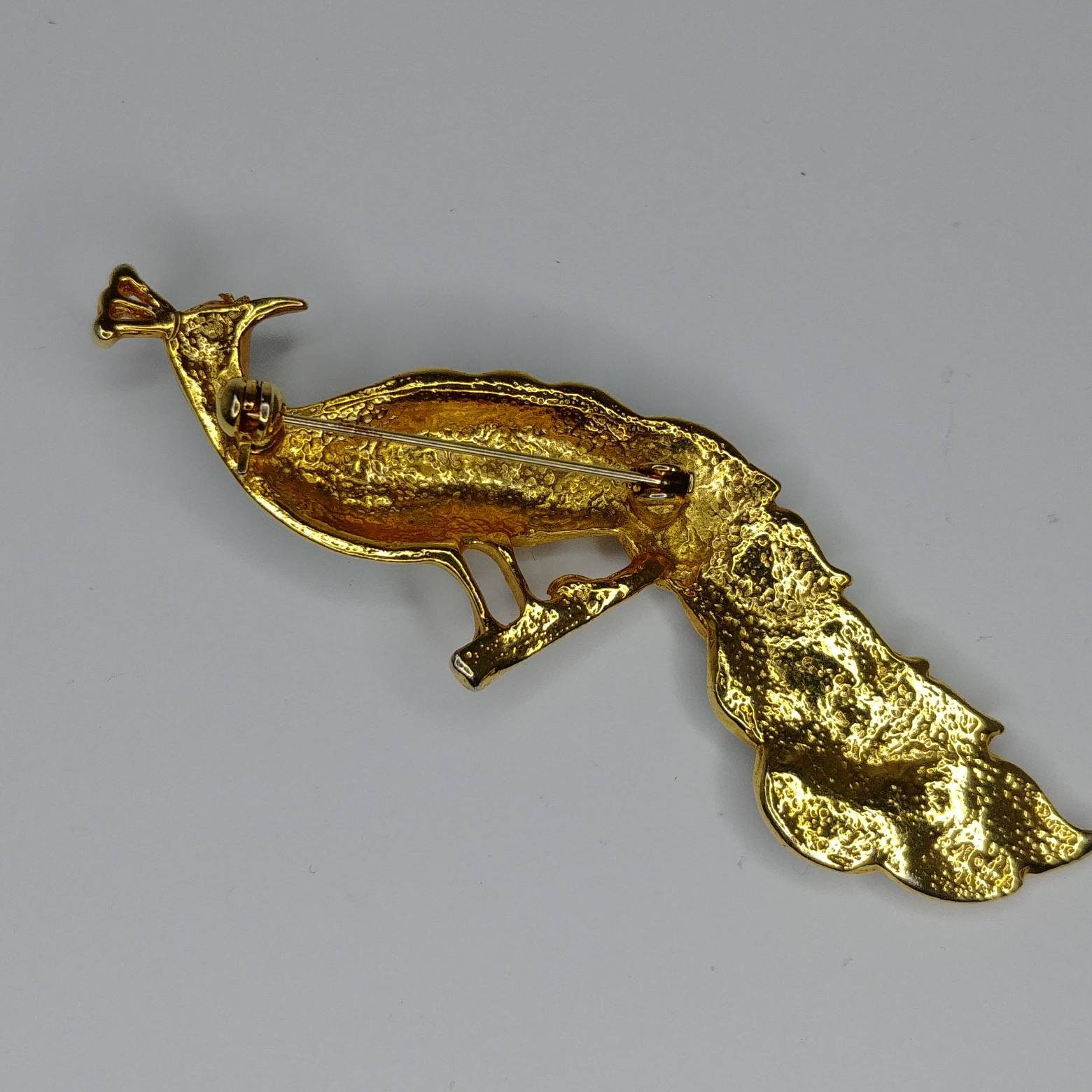 Broche Ancienne Paon En Relief - Émail Rouge Et Finition Or - Modèle 527, Occasion