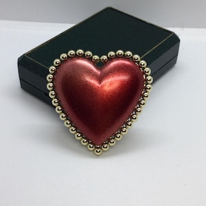 Broche vintage de corazón dorado con esmalte rojo
