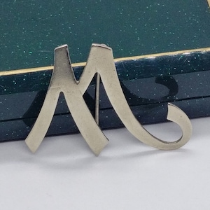 Broche vintage con monograma de la letra M y nombre inicial en tono plateado