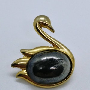 Vintage brooch swan/bird gold tone with black pearl/cabashon
