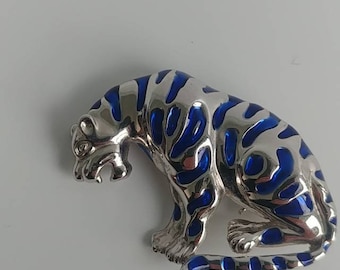 Vintage brooch in the shape of a tiger in a silver tone metall with blue enamel