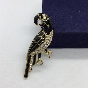Vintage ara,bird,parrot, brooch gold tone with black enamel
