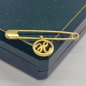 Broche vintage con inicial de la letra H en tono dorado