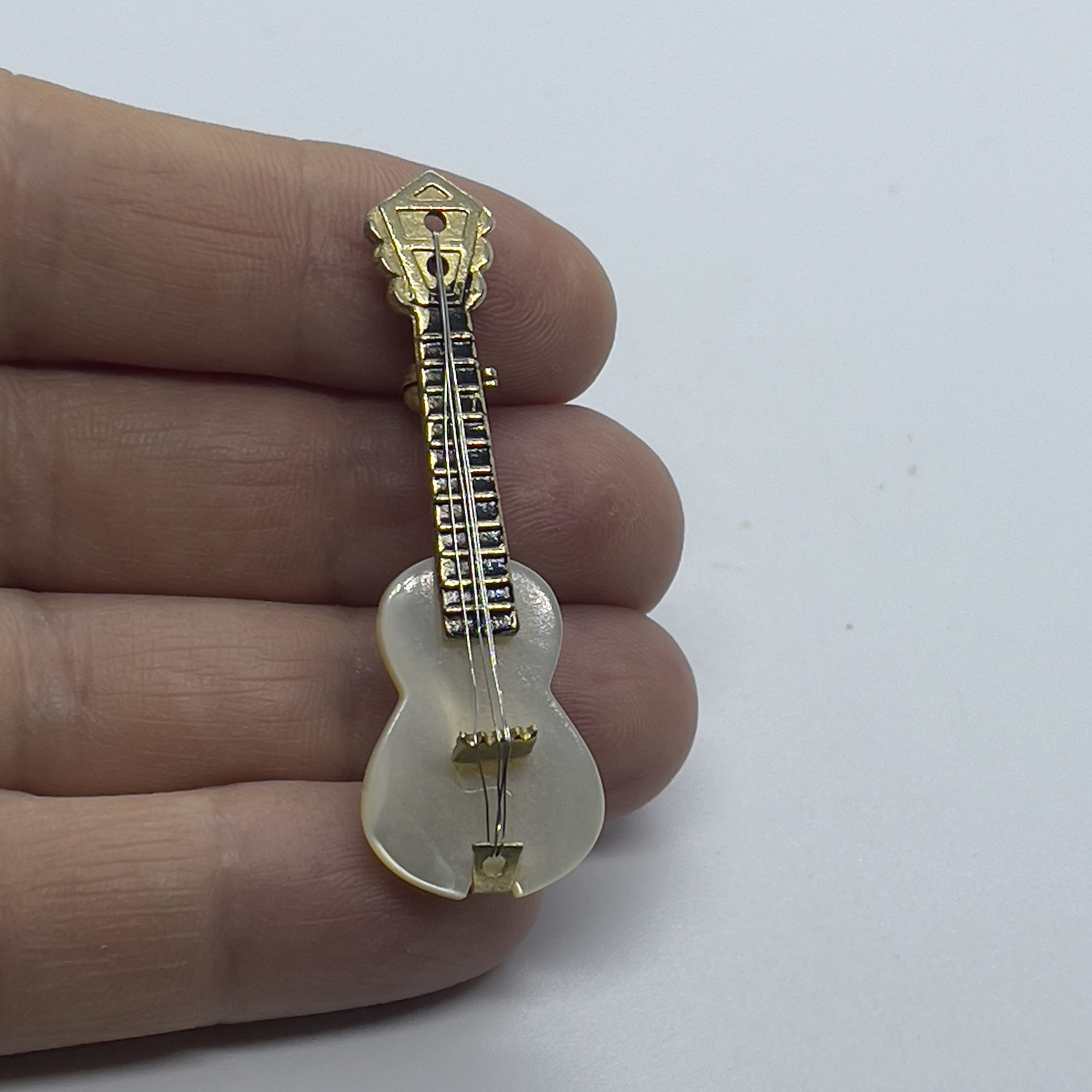 Broche Vintage Instrument De Musique Guitare En Nacre Abalone - Couleur Or - État Impeccable