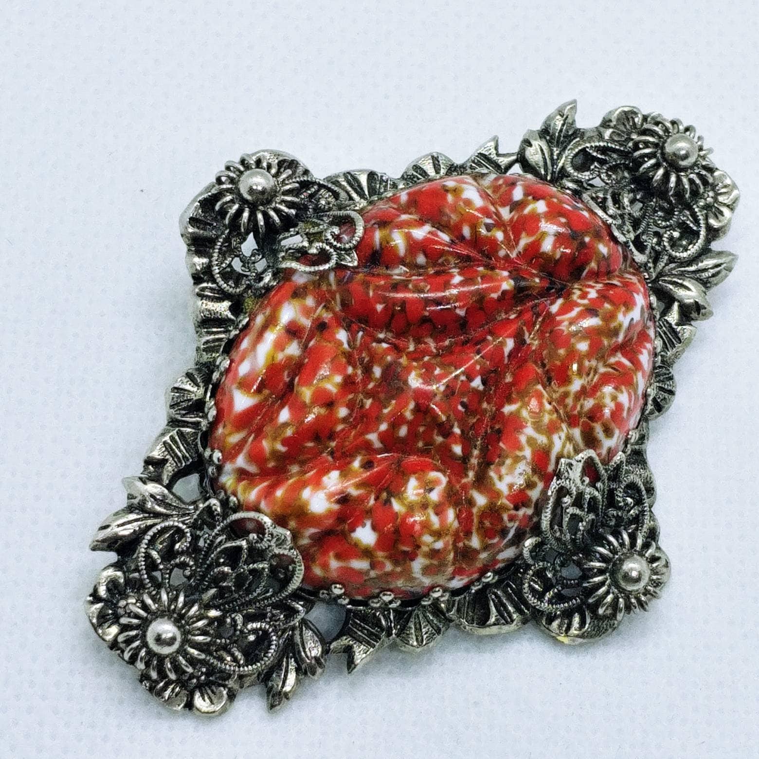 ヴィンテージシルバートーンの赤い石のブローチ - Etsy 日本