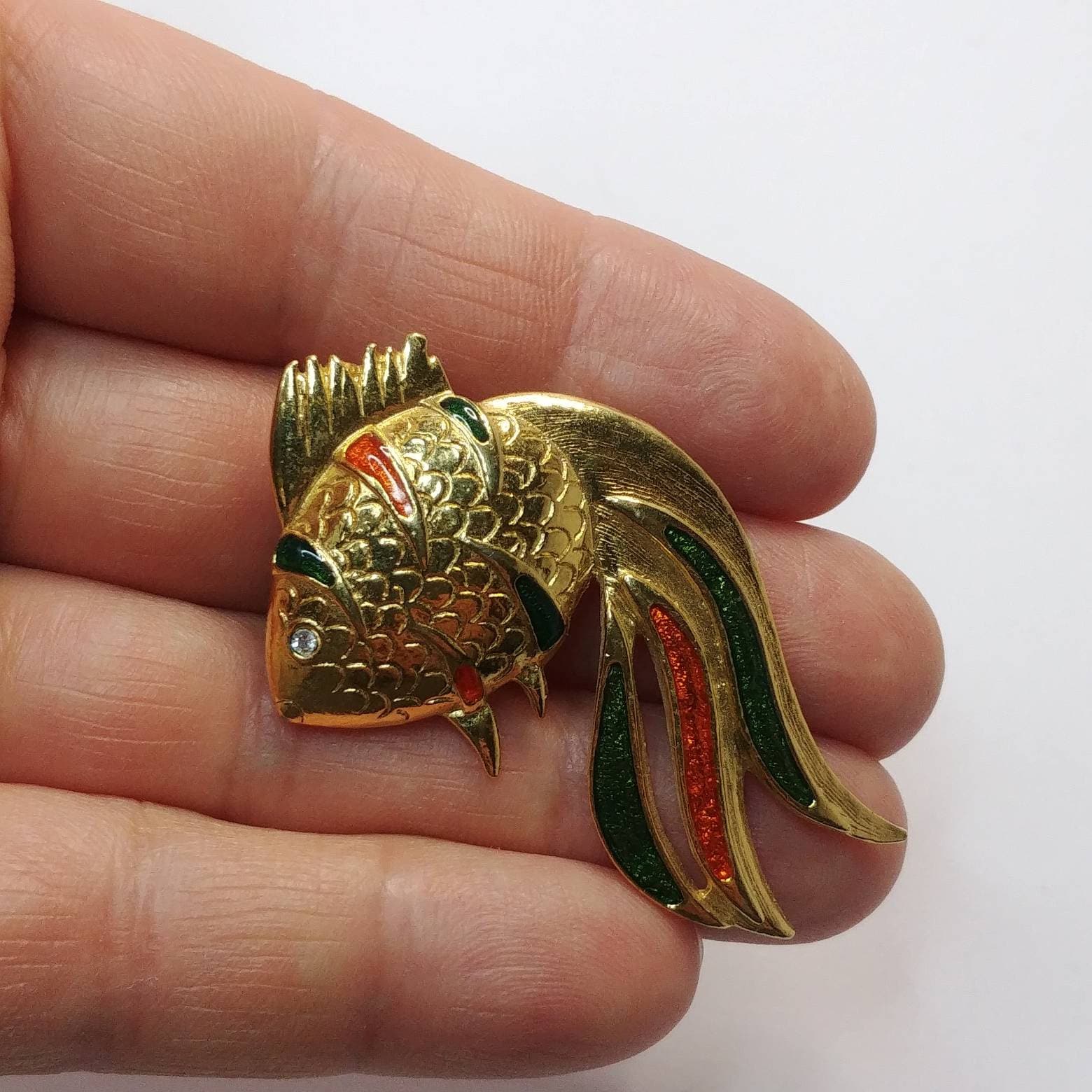 カラフルなエナメルを使用したヴィンテージゴールドトーンの金魚