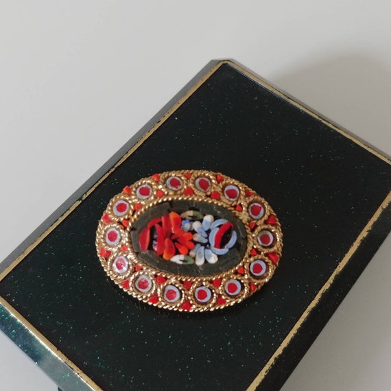 Broche ovale en onyx et micro mosaïque à décor de fleurs. - Lot 311