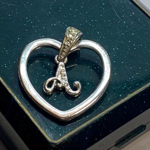 Colgante vintage con letra A en tono plateado, mini-micro colgante con forma de corazón
