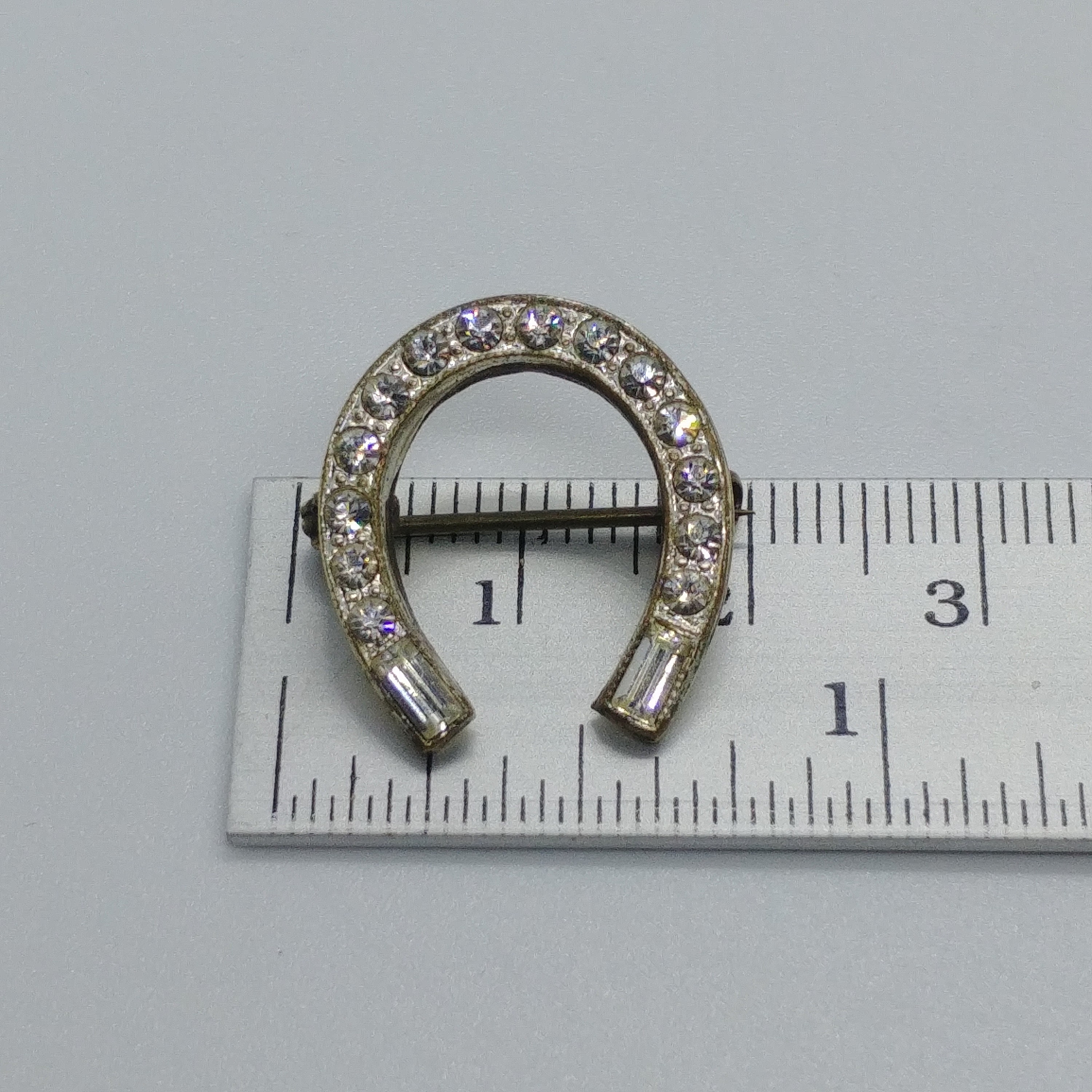 Petite broche cheval vintage argentée et en strass transparents - France