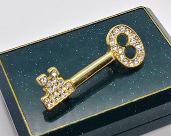 Broche Fantaisie En Forme De Clé, Métal Doré Et Strass - Occasion, Bijou Vintage Style Rétro