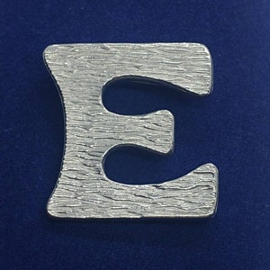 Vintage broche pin letra E inicial tono plata